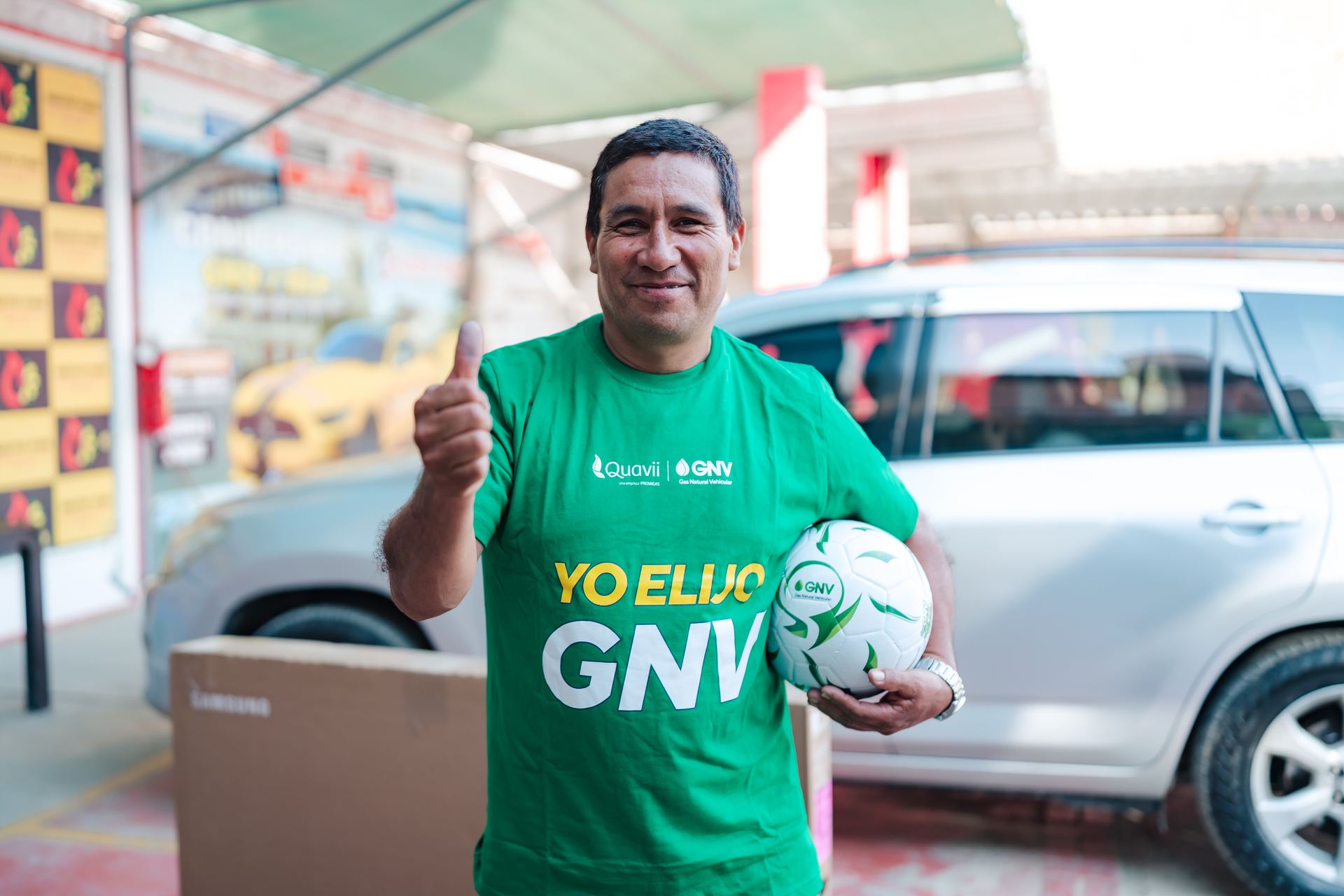 Campeón del ahorro Quavii con su camiseta "Yo elijo GNV" en una estación de servicio
